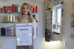 Lehrling des Monats Ilaria Saquella mit Urkunde