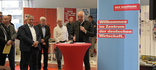 Kammerpräsident Stefan Füll begrüßt die Gäste anlässlich der Eröffnung des Makerspace 3.0.