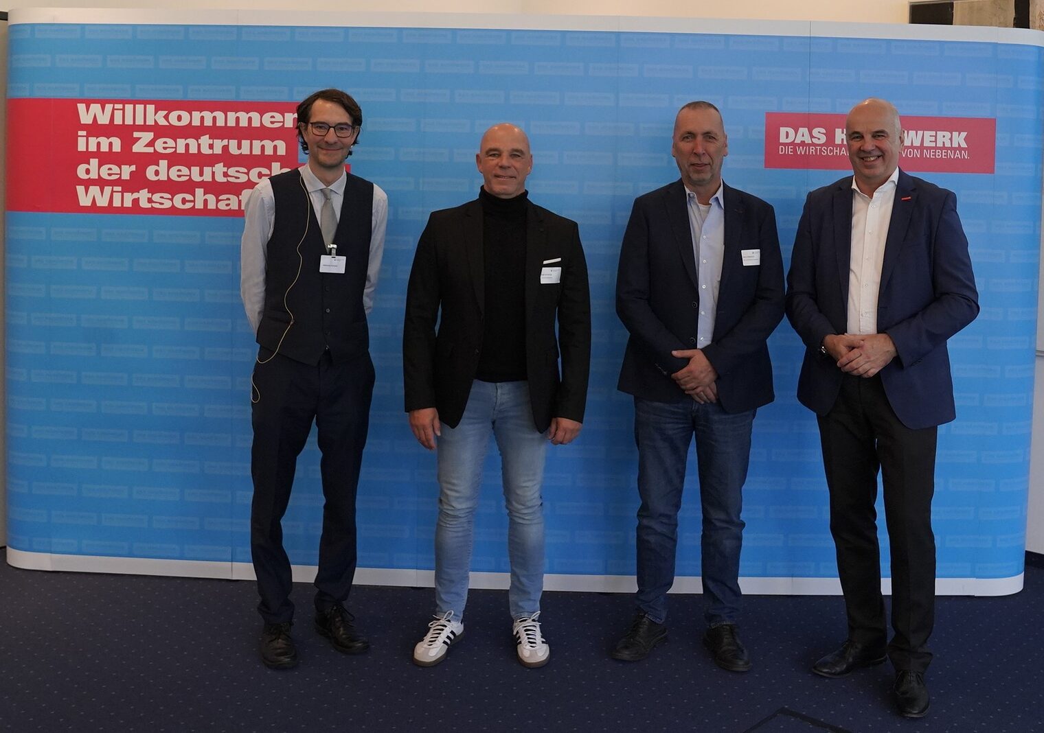zu sehen sind 2 neue Sachverständige - v.l.n.r. Geschäftsführer Matthias Schober - Handwerkskammer; Ralf Schlenzig - Gebäudereinigerhandwerk; Dipl.-Ing. (FH) Gero Hebeisen - Holz- und Bautenschützerhandwerk; Präsident Stefan Füll - Handwerkskammer