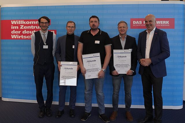 zu sehen sind 3 Sachverständige, die für ihre 12 jährige Sachverständigentätigkeit geehrt wurden - v.l.n.r. Geschäftsführer Matthias Schober - Handwerkskammer, me. Alexander Wolf, Meister im Zimmerer- und Dachdeckerhandwerk, me. Sergius Lazerus, Meister im Parkettlegerhandwerk, me. Michael Groß, Meister im Maler und Lackierer-Handwerk, Präsident Stefan Füll - Handwerkskammer