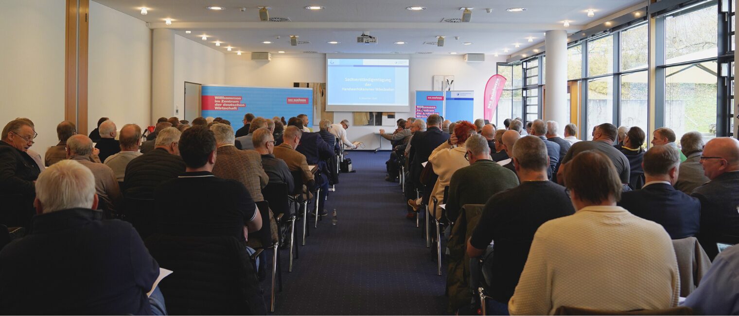 Einblick in den Meistersaal während der Sachverständigentagung nach vorne zur Präsentation.