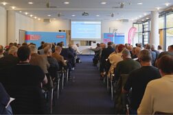 Einblick in den Meistersaal während der Sachverständigentagung nach vorne zur Präsentation.