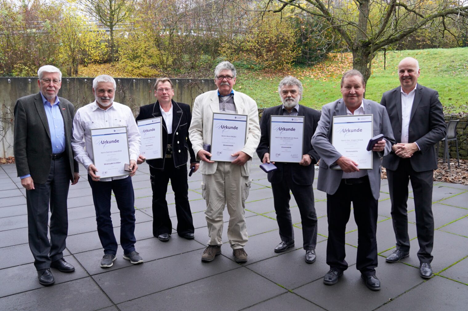 Wurden von Hauptgeschäftsführer Bernhard Mundschenk (links) und Präsident Stefan Füll (rechts) für ihr ehrenamtliches Engagement geehrt (v. li.): Dietmar Liesenfeld, Karl-Otto Waas, Horst Müller, Eberhard von Keutz und Jürgen Strack. 