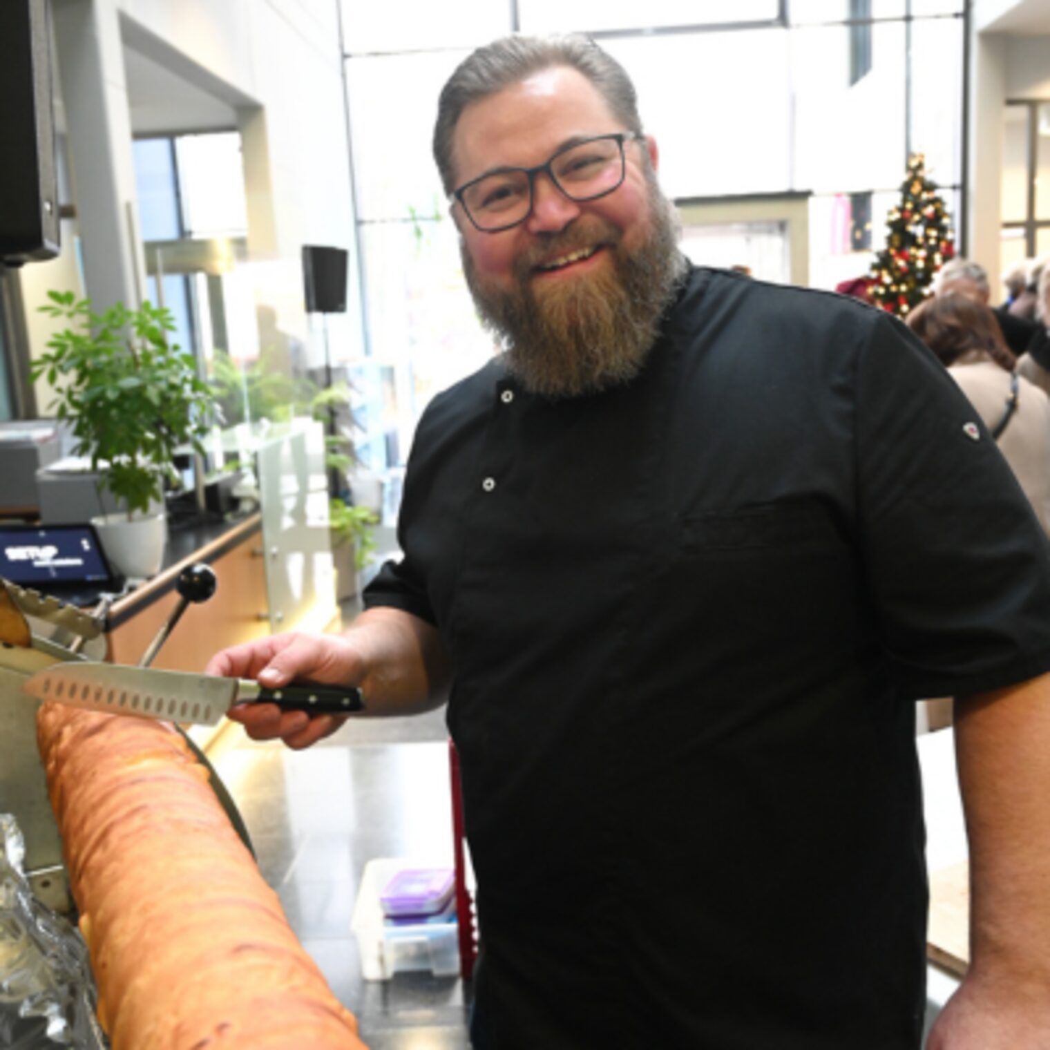 Marc Waidelich führte vor, wie Baumkuchen hergestellt wird.