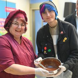 Birgit Günther, Meisterin im Bäcker- sowie im Konditorenhandwerk fertigte vor Ort Pralinen an. Das Publikum durfte bei der Vorführung tatkräftig unterstützen.