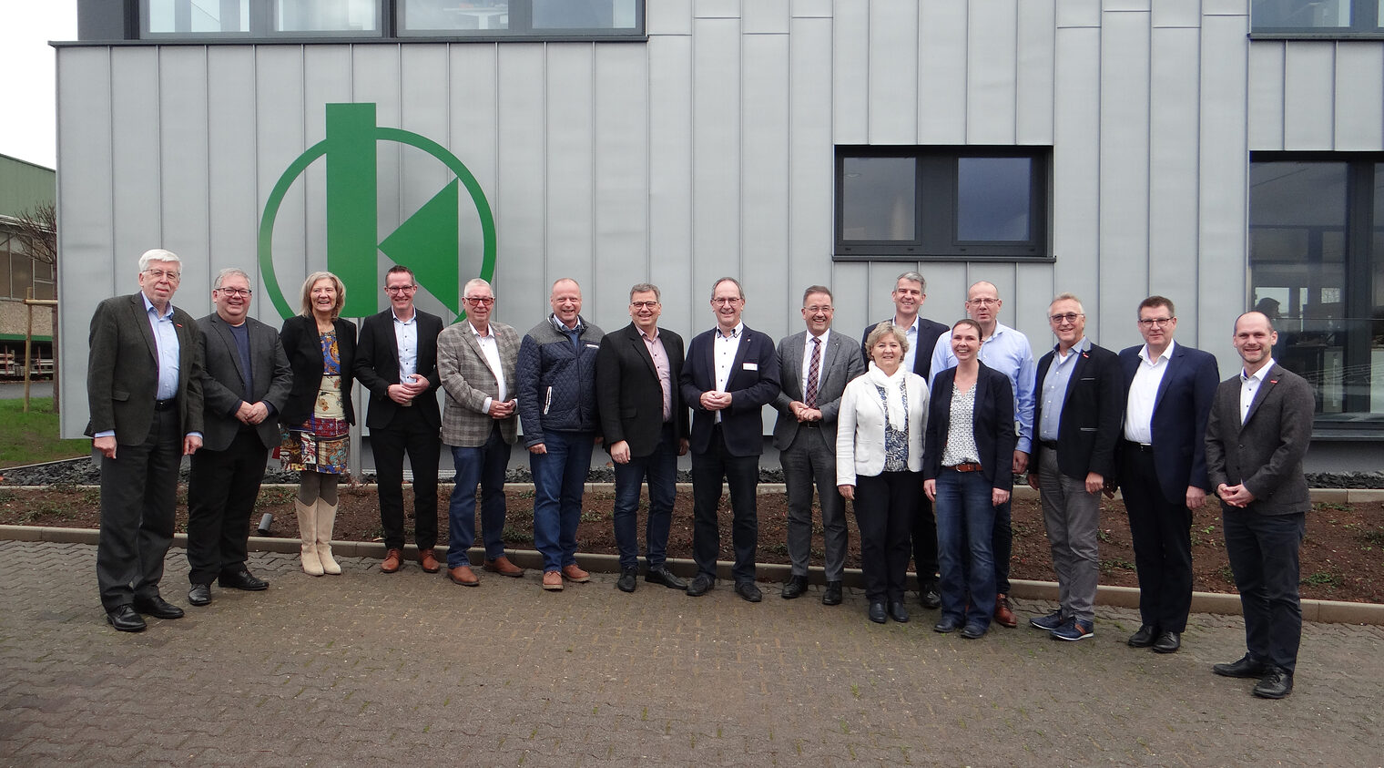 Zur 18. Regionalpolitischen Gesprächsrunde versammelten sich Spitzenvertreter Mittelhessens aus Handwerk und Politik bei der Klum GmbH in Bad Camberg.1. Reihe (von links): Kammerhauptgeschäftsführer Bernhard Mundschenk, Kreishandwerksmeister Kay-Achim Becker (Landkreis Gießen), Landrätin Anita Schneider (Kreis Gießen), Landrat Carsten Braun (Lahn-Dill-Kreis), Kreishandwerksmeister Edwin Giese (Vogelsbergkreis), Kreishandwerksmeister Andreas Groß (Lahn-Dill-Kreis), Oberbürgermeister Frank-Tilo Becher (Gießen), Regierungspräsident des Regierungsbezirks Gießen Dr. Christoph Ullrich, Oberbürgermeister Manfred Wagner (Wetzlar), Bürgermeister Frank Inderthal (Lahn-Dill-Kreis), Tobias Schwarzer (Geschäftsführer der Klum GmbH), Kreishandwerksmeister Wolfram Uhe (Limburg-Weilburg), Kammergeschäftsführer Andreas Haberl und der stv. Leiter der Geschäftsstelle Mittelhessen Niklas Kraft-Schwiebs.2. Reihe (von links):Bürgermeisterin Silvia Scheu-Menzer (Limburg-Weilburg), Sina Schenk (Geschäftsführerin Firma Klum GmbH)