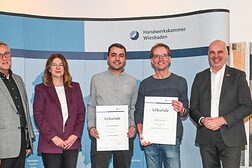 Gruppenfoto mit dem Kammersieger, Landessieger und 1. Bundessieger der German Craft Skills 2024, Dennis Heimann in der Mitte, zusammen mit den Vertretern der Handwerkskammer Wiesbaden.