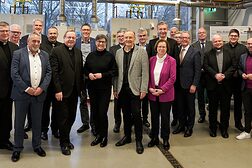 Das Gruppenbild zeigt die Vertreter der evangelischen und katholischen Kirche, die gemeinsam mit Hauptgeschäftsführer Herr Mundschenk, Präsident Herr Stefan Füll und Leiter des Berufsbildungs- und Technologiezentrums Wiesbaden posieren.