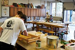 Zwei Schüler der Theodor-Fliedner-Schule  arbeiten konzentriert an einem Holzprojekt im Werkstatt des Berufsbildungs- und Technologiezentrums II in Wiesbaden.