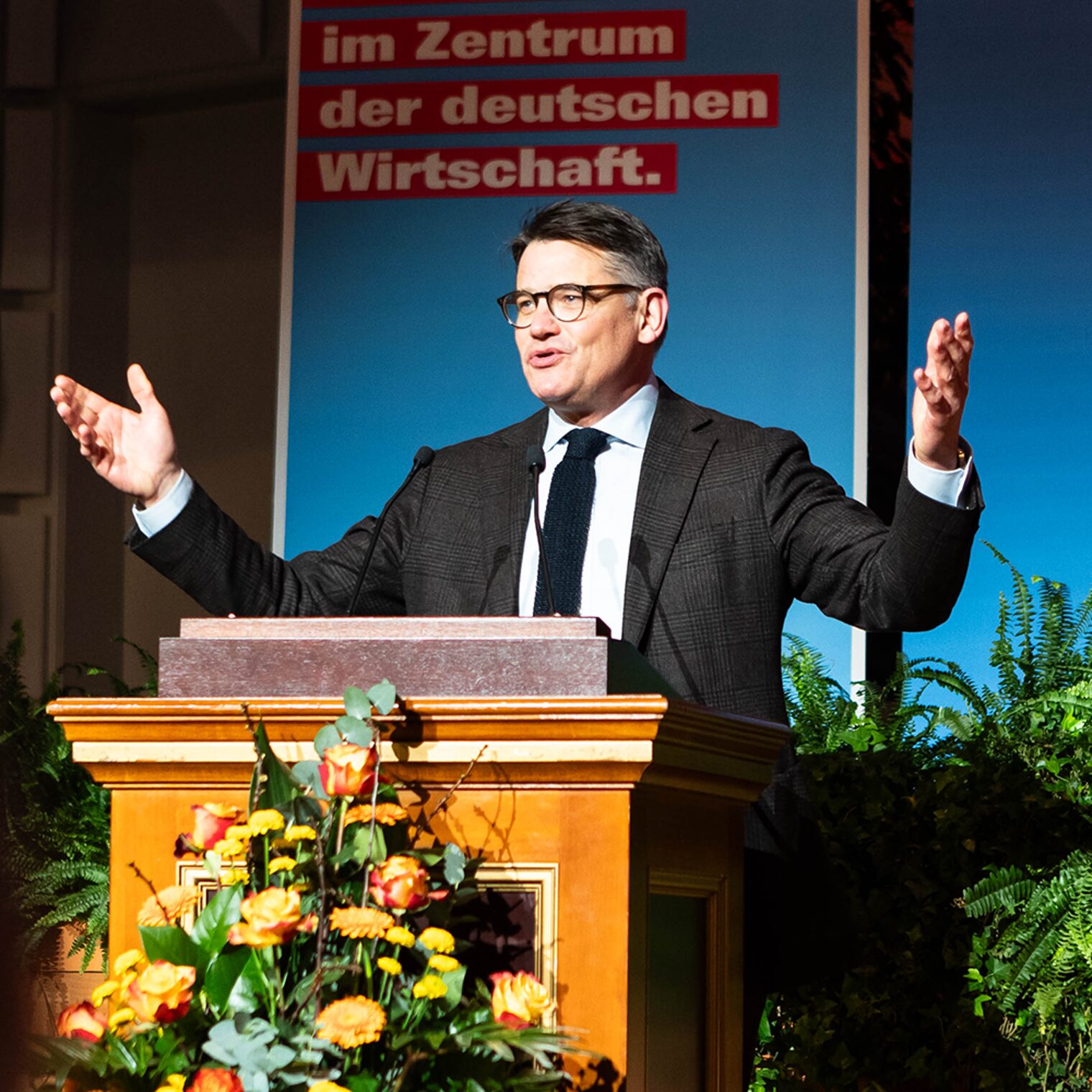Auf dem Bild ist der Hessische Ministerpräsident Boris Rhein zu sehen, wie er bei der Meisterfeier 2025 auf der Bühne eine Rede hält.