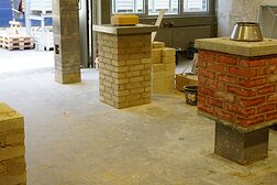 Die Werkstatt vom Berufsbildungs- und Technologiezentrum Lahn-Dill „Arnold-Spruck-Haus“ zusehen, mit verschiedenen Pflasterarbeiten.