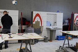 Die Fliesenleger der Nationalmannschaft arbeiten konzentriert an ihren Fliesenprojekten.