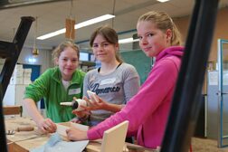 Drei Mädchen in der Holzwerkstatt während des GirlsDay