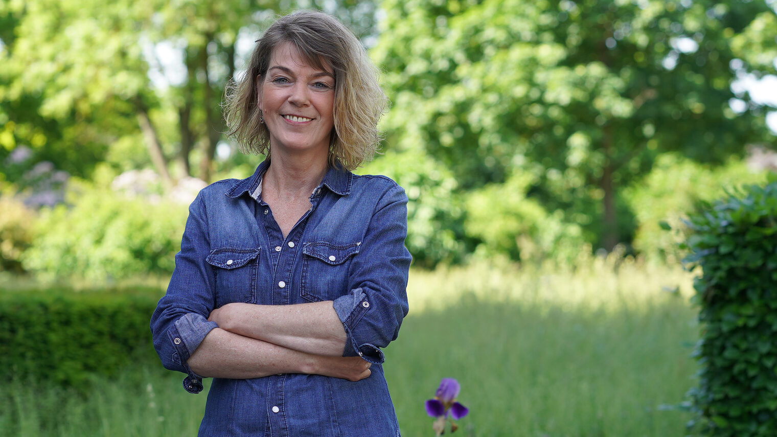 Tanja Mathes vor der Handwerkskammer Wiesbaden auf der Wiese. 