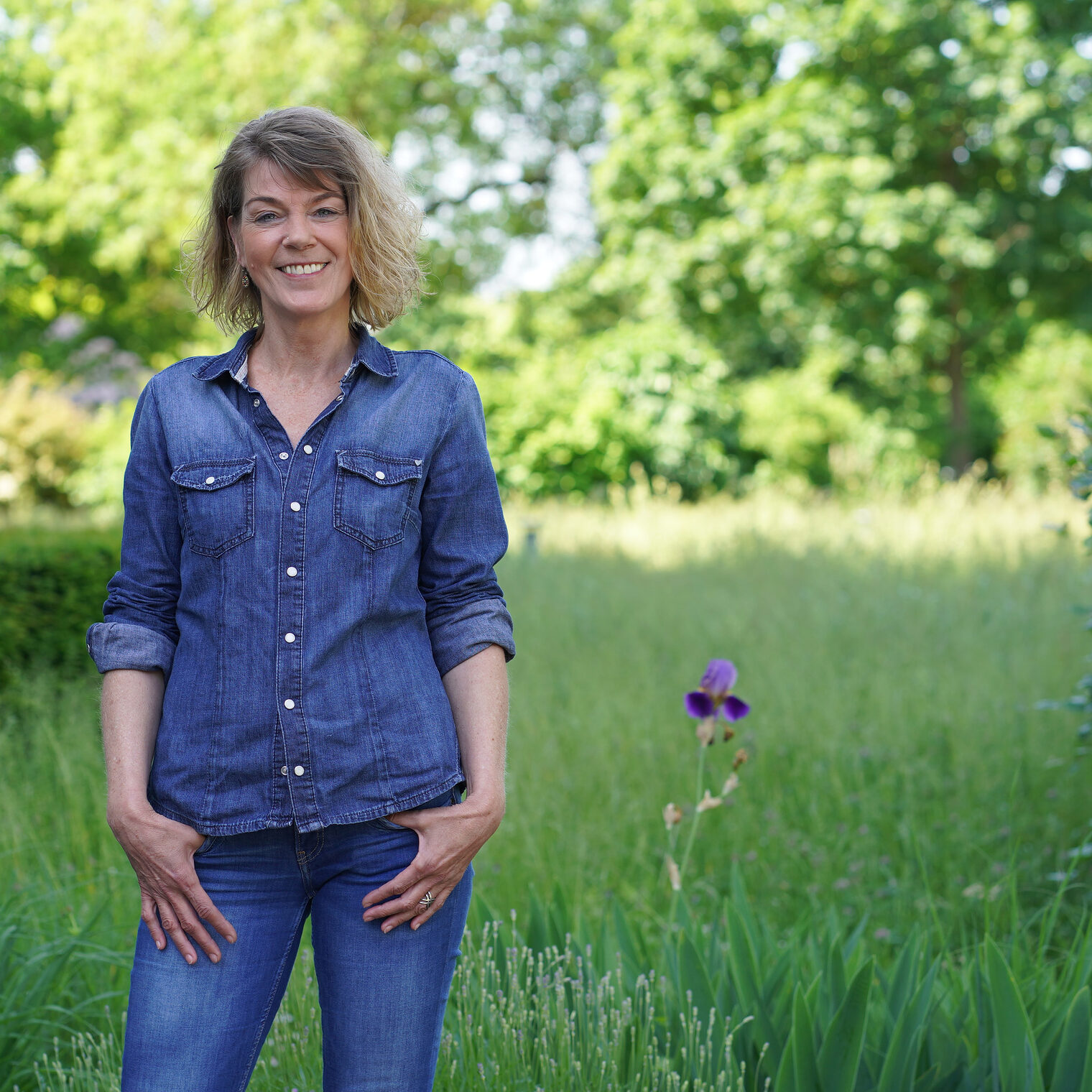 Tanja Mathes vor der Handwerkskammer Wiesbaden auf der Wiese. 