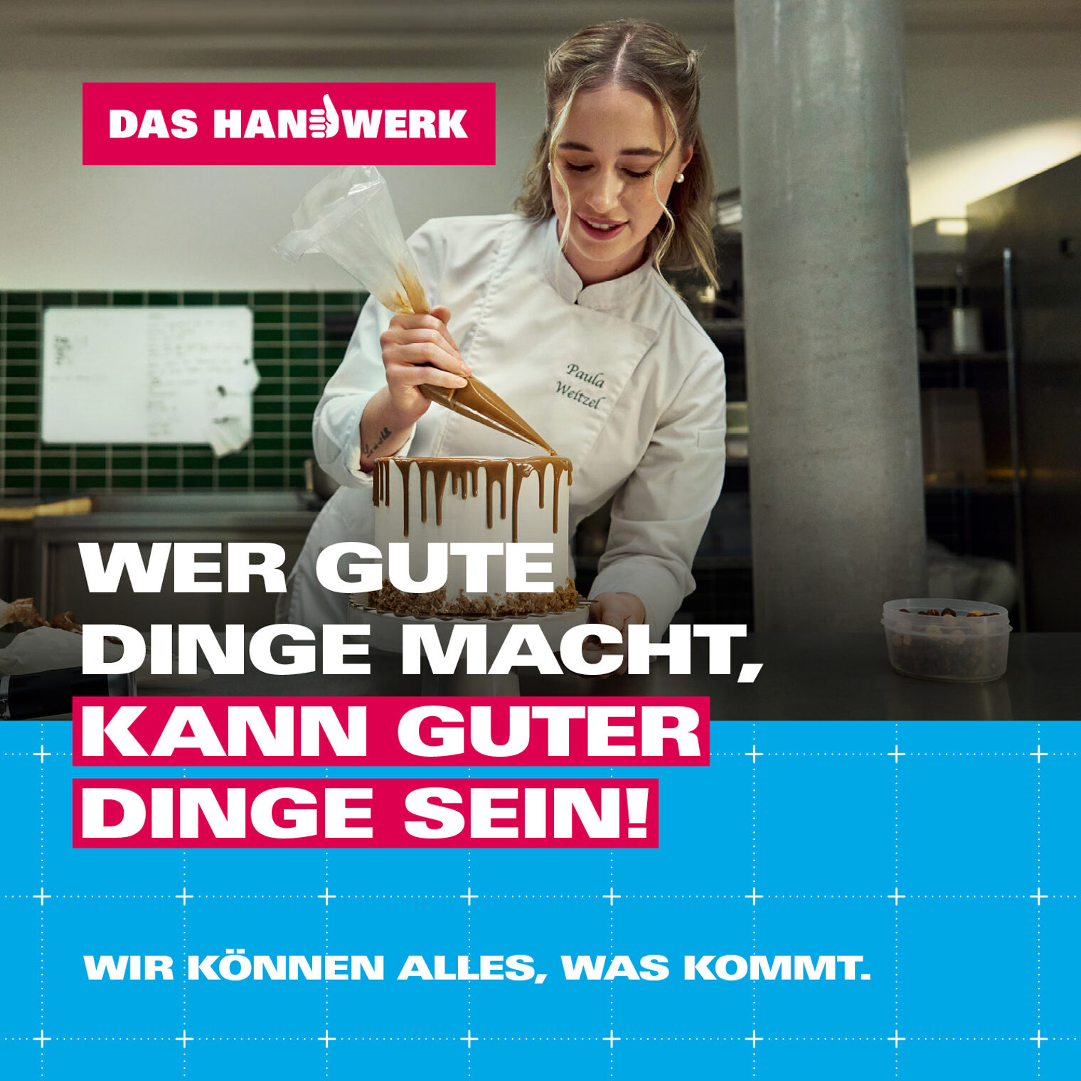 Bild einer Konditorin beim verzieren einer Torte mit dem Schriftzug "Wer gute Dinge macht, kann guter Dinge sein."