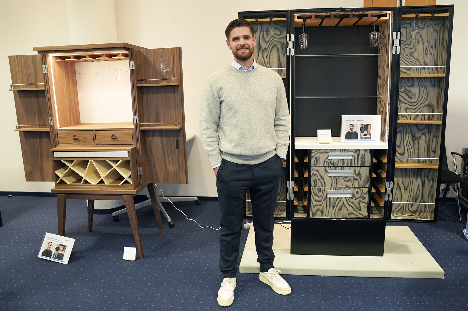 Travis Pruden aus Wiesbaden mit seinem Weinschrank aus Alpi Furnier, schwarz gebeizter Eiche und seidenmatter Lackierung. 