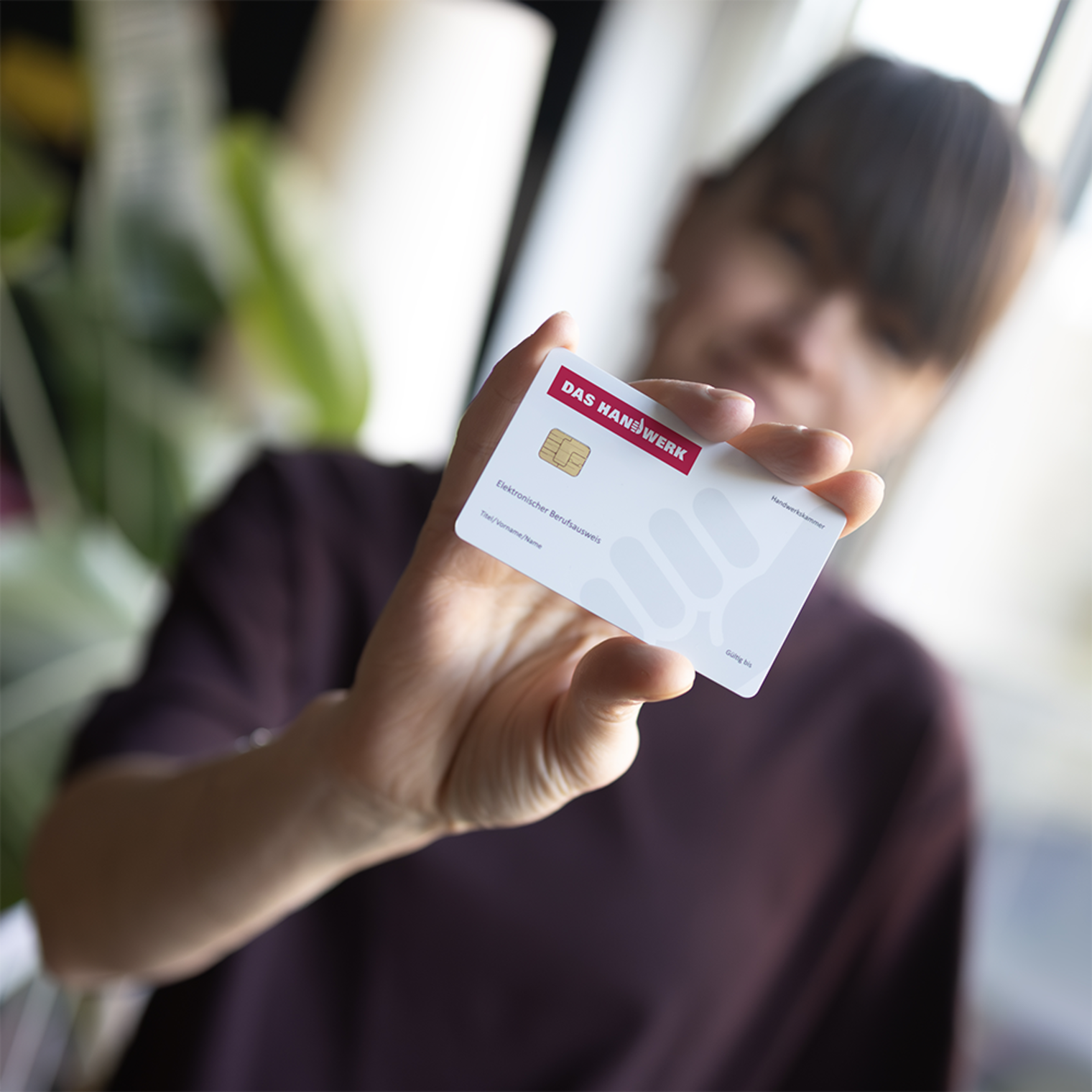 Frau mit einem Muster dem elektronischem Berufsausweis
