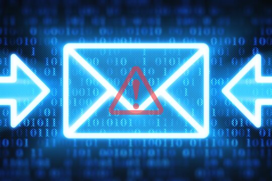 Eine grafische Darstellung einer E-Mail mit einem Warnsymbol, die auf eine potenzielle Betrugsmail hinweist.