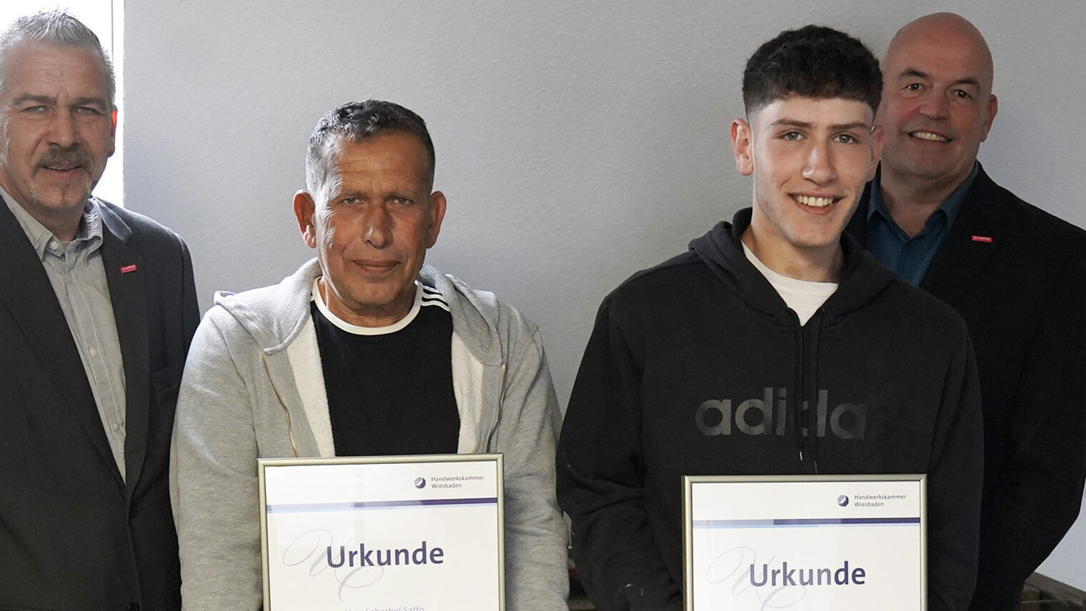 Gruppenbild nach der Urkundenübergabe zum Lehrling des Monats