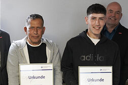 Gruppenbild nach der Urkundenübergabe zum Lehrling des Monats