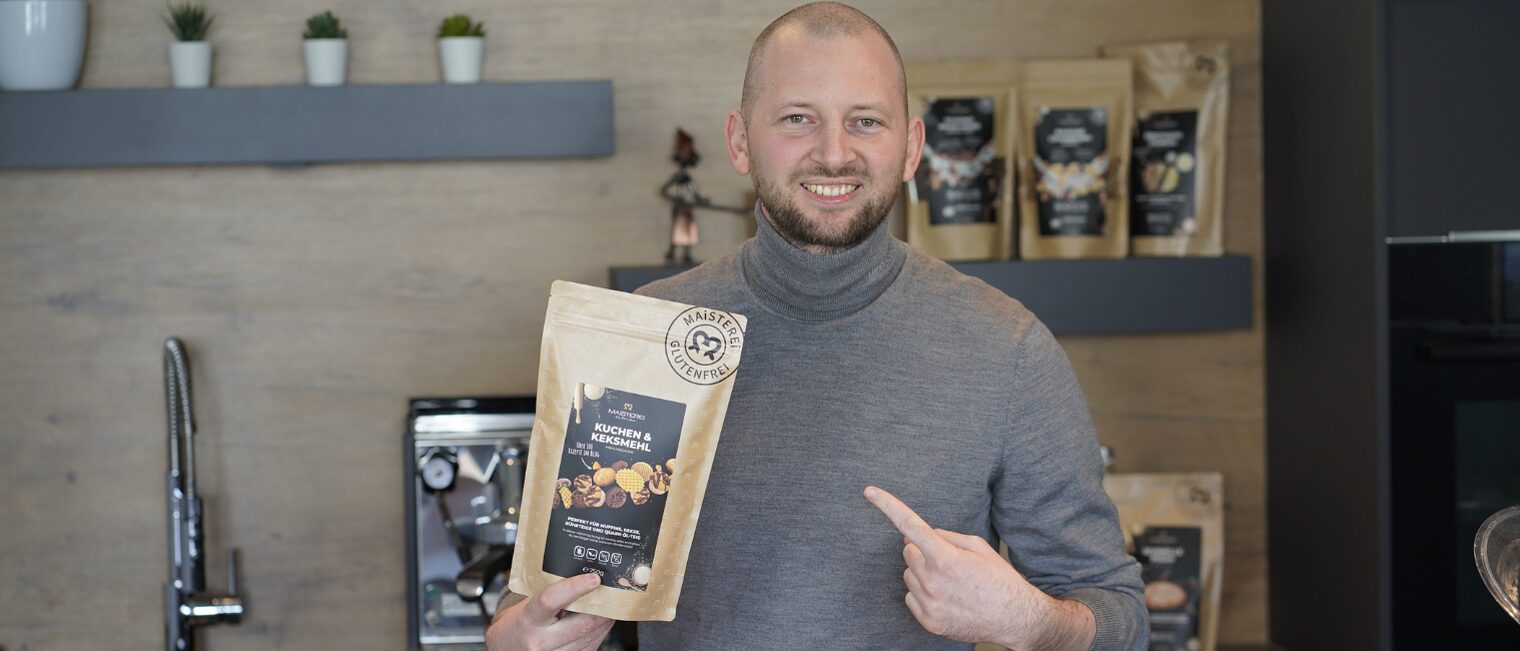 Robert Matheis mit einem Produkt aus seinem Sortiment in der Hand.