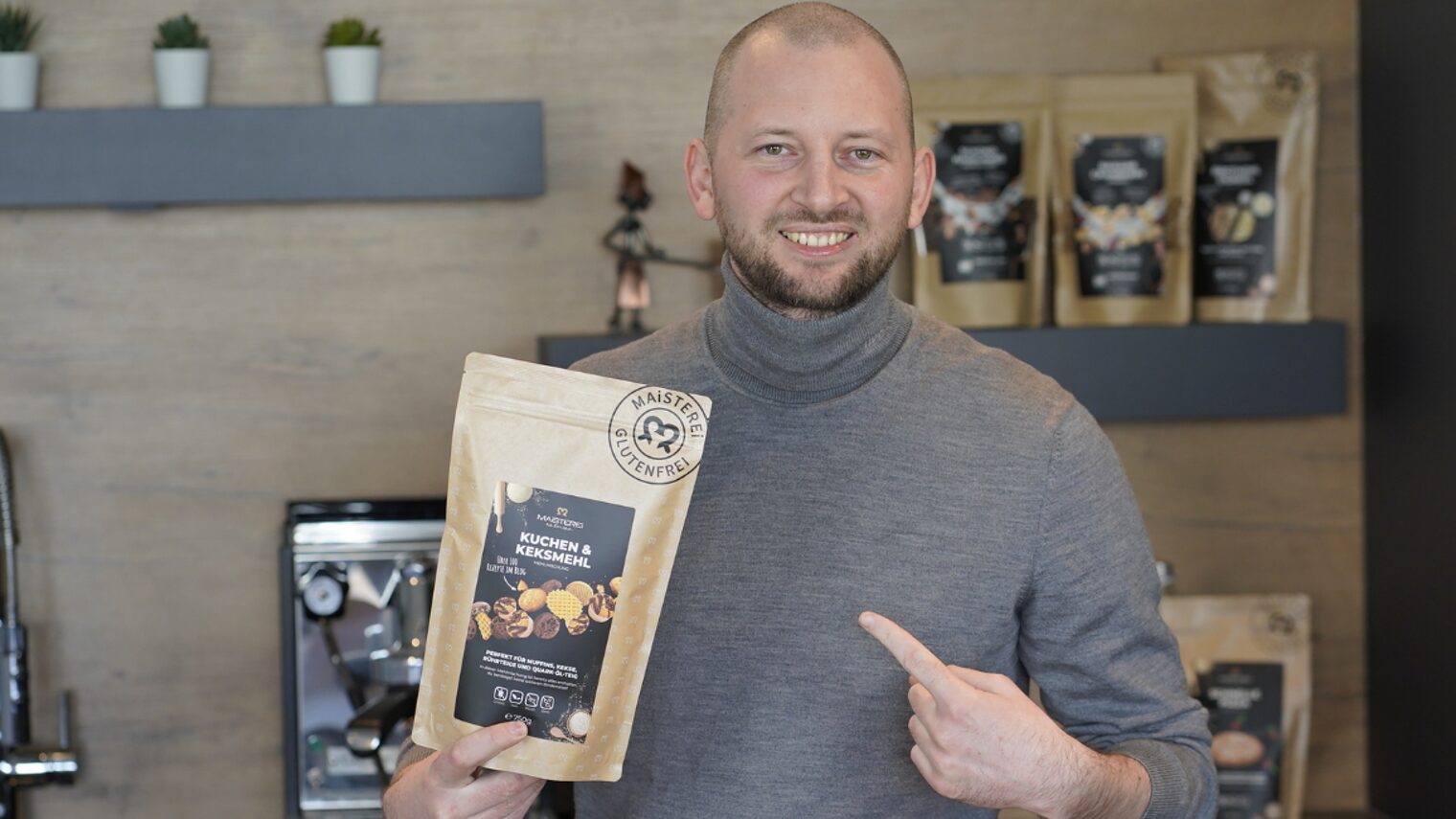 Robert Matheis mit einem Produkt aus seinem Sortiment in der Hand.