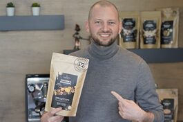 Robert Matheis mit einem Produkt aus seinem Sortiment in der Hand.