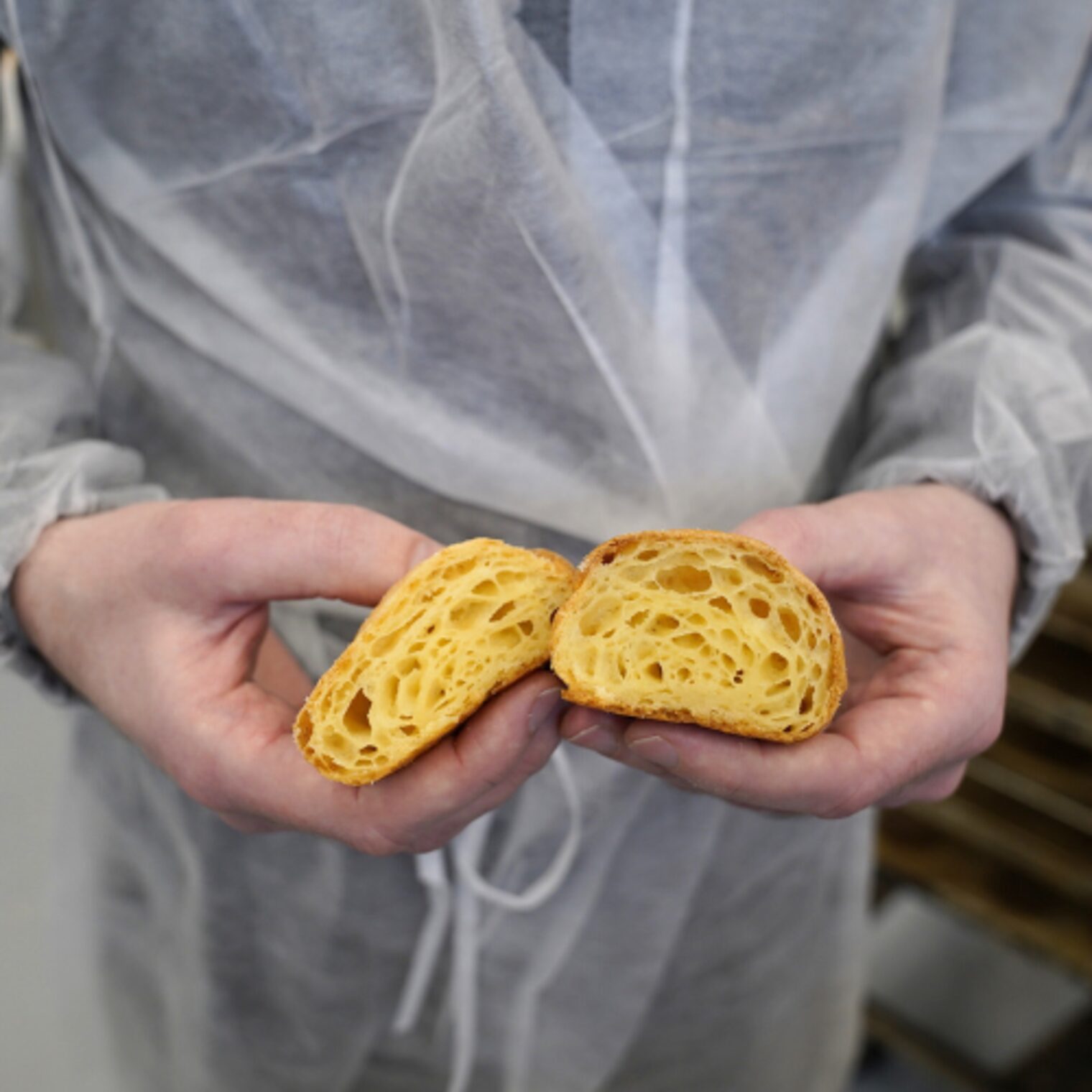 Robert Matheis hält ein aufgeschnittenes Croissant in die Kamera.