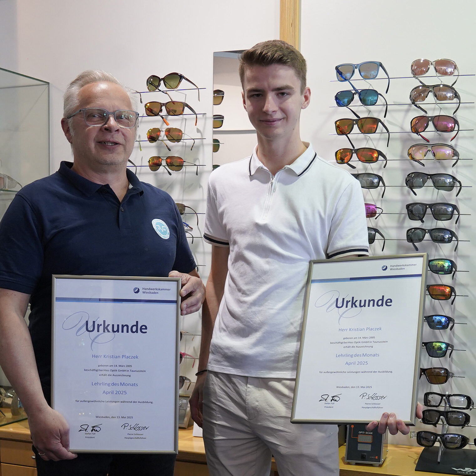 Der ausgezeichnete Lehrling und sein Ausbilder Stefan Hies halten ihre Urkunde in die Kamera. 
