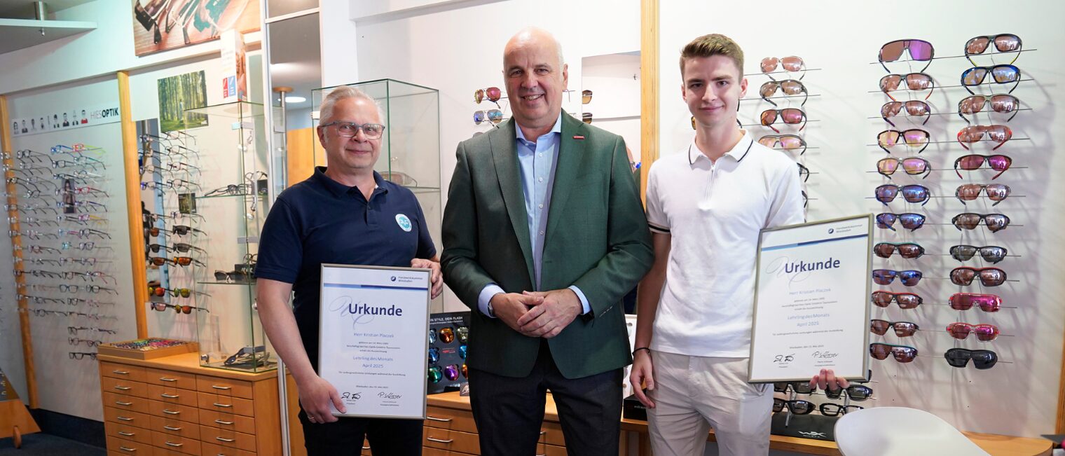 Stefan Füll übergibt die Urkunden an den Ausbilder und an den Lehrling des Monats Kristian Placzek.