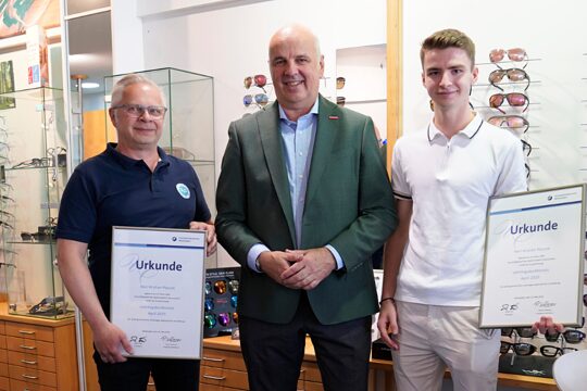 Stefan Füll übergibt die Urkunden an den Ausbilder und an den Lehrling des Monats Kristian Placzek.