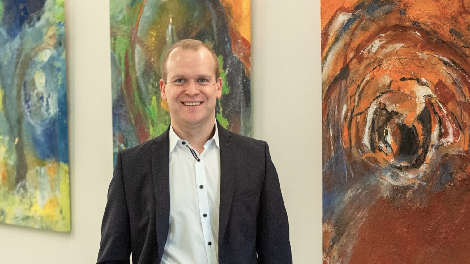 Benedikt Kirchberg in seinem Bestattungsunternehmen.