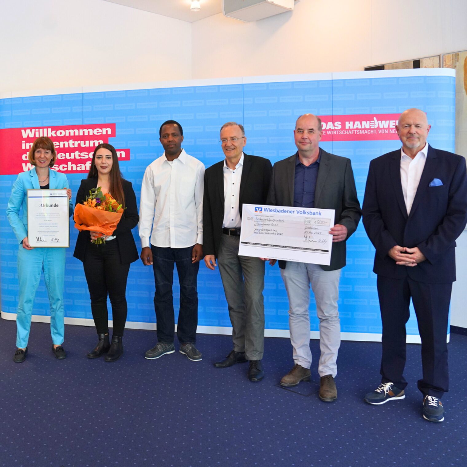 Gruppenfoto des Betriebs Aschenbrenner GmbH, Baunatal (Handwerkskammer Kassel).