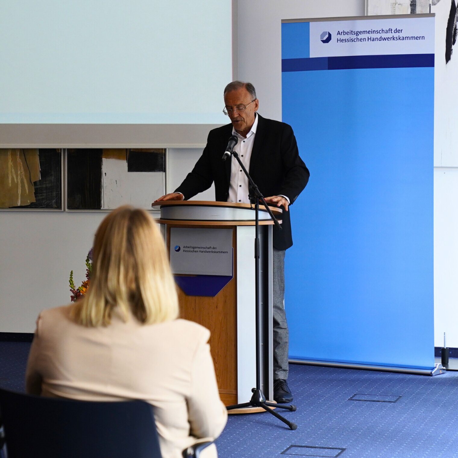 Frank Dittmar, Präsident der Arbeitsgemeinschaft der Hessischen Handwerkskammern während er eine Rede hält.