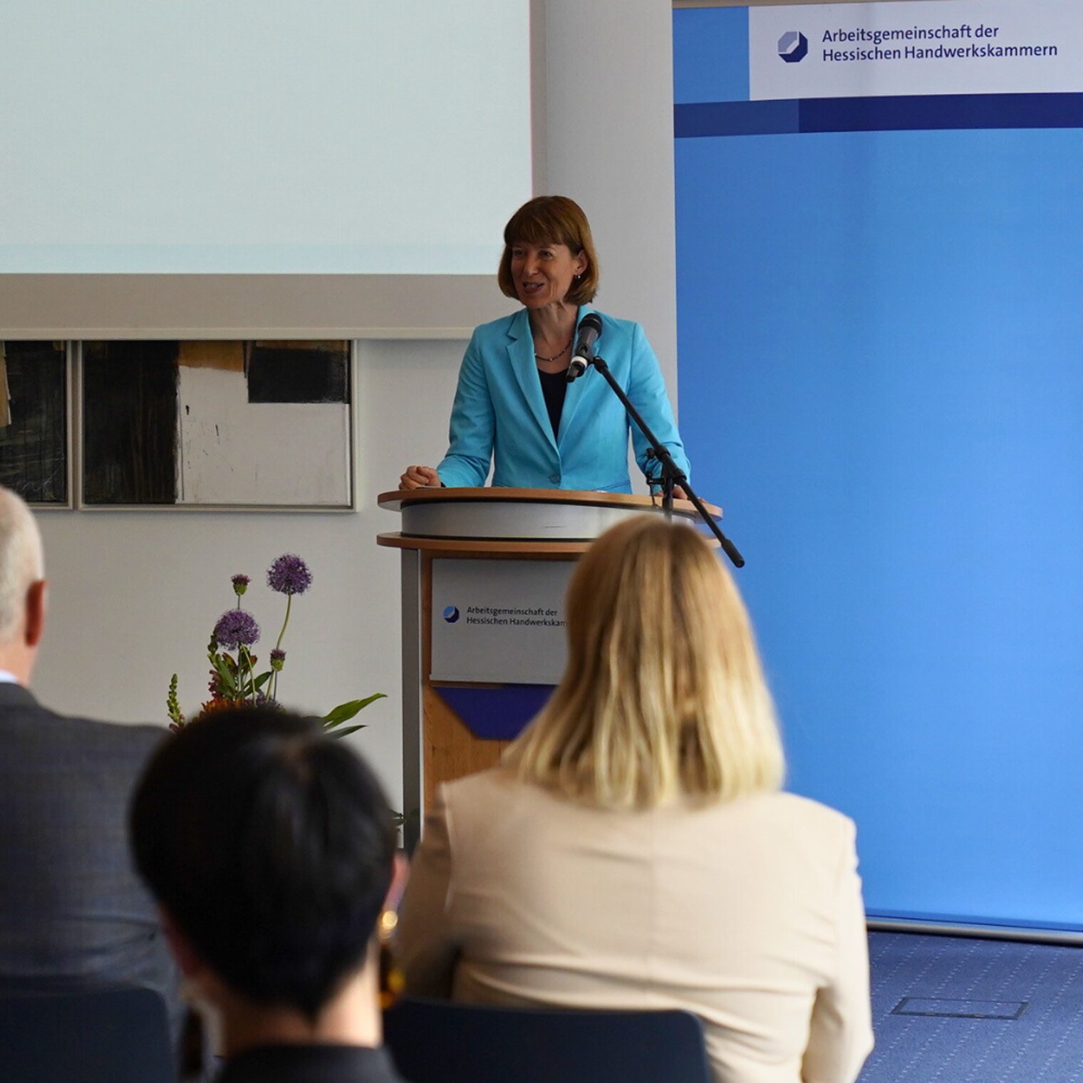 Heike Hofmann, Hessische Ministerin für Arbeit, Integration, Jugend und Soziales während sie eine Rede hält.