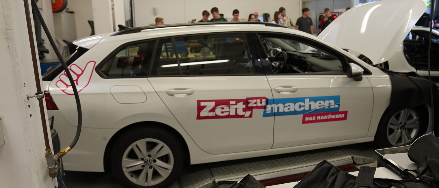 Ein Auto in der Kfz-Werkstatt auf dem "Zeit zu machen" steht.