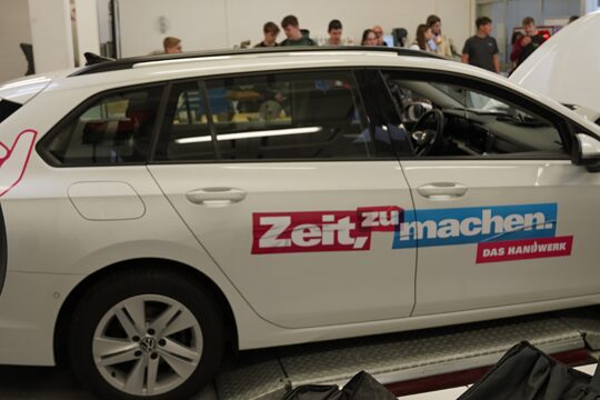 Ein Auto in der Kfz-Werkstatt auf dem "Zeit zu machen" steht.