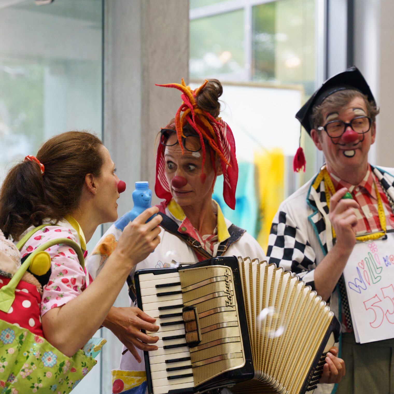 Es sind drei Clowndoktoren aus der Ausstellung "Lichtblicke" zu sehen.