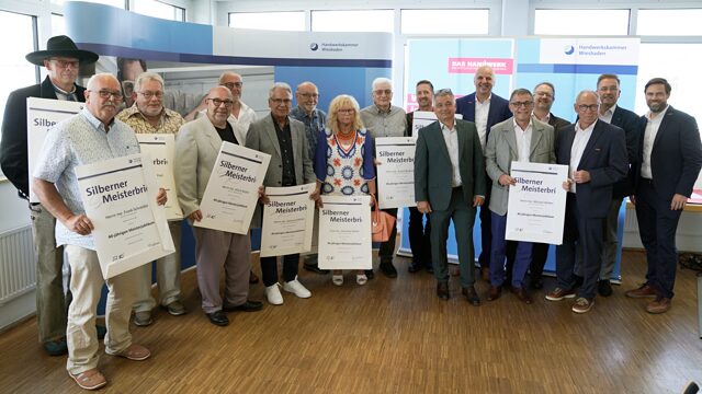 Die Handwerksmeisterin und die Handwerksmeister der Kreishandwerkerschaft Lahn-Dill erhielten für 40 Jahre Meisterschaft ihren Silbernen Meisterbrief.