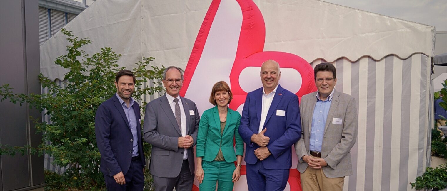 Gruppenbild vor dem Handwerks-Daumen