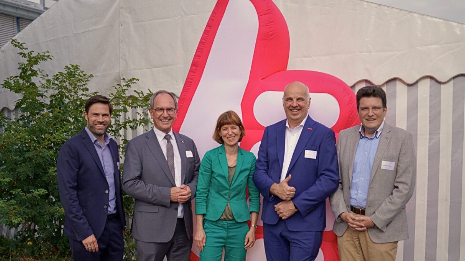 Gruppenbild vor dem Handwerks-Daumen