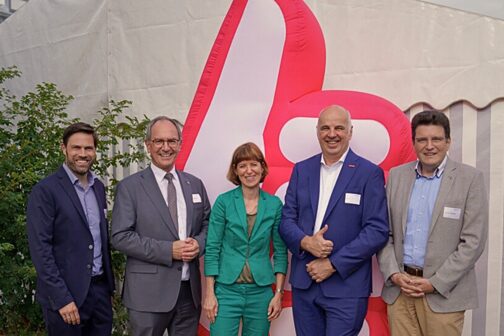 Gruppenbild vor dem Handwerks-Daumen