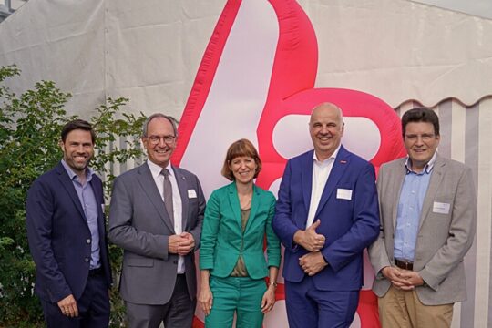 Gruppenbild vor dem Handwerks-Daumen