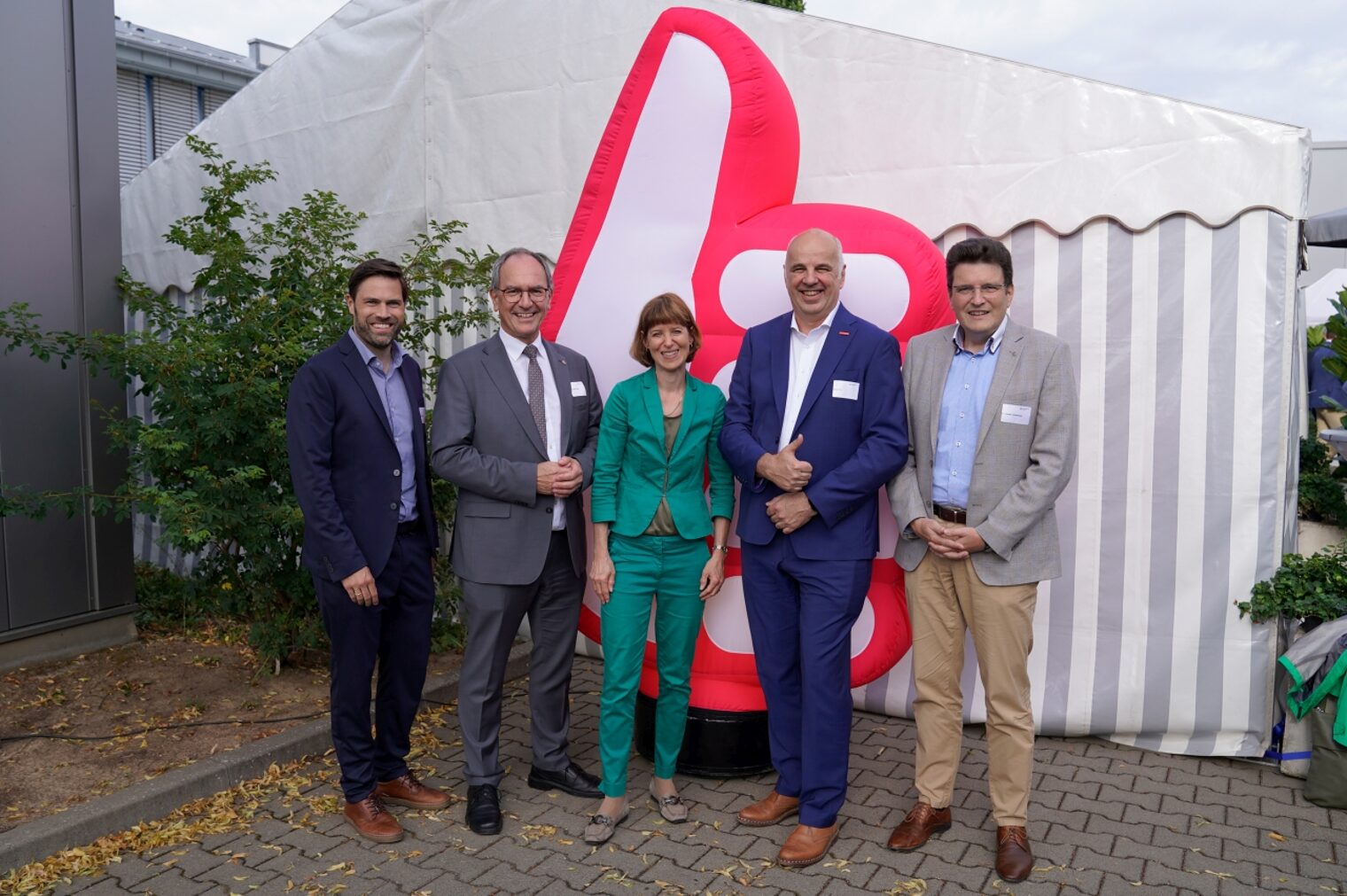 Gruppenbild vor dem Handwerks-Daumen