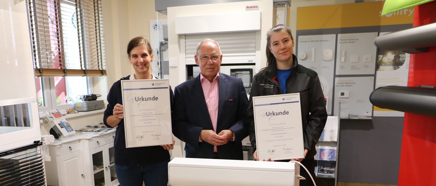 Lisa Lochmann und ihre Ausbilderin mit der Urkunde, sowie Vizepräsident der Handwerkskammer, Joachim Wagner.