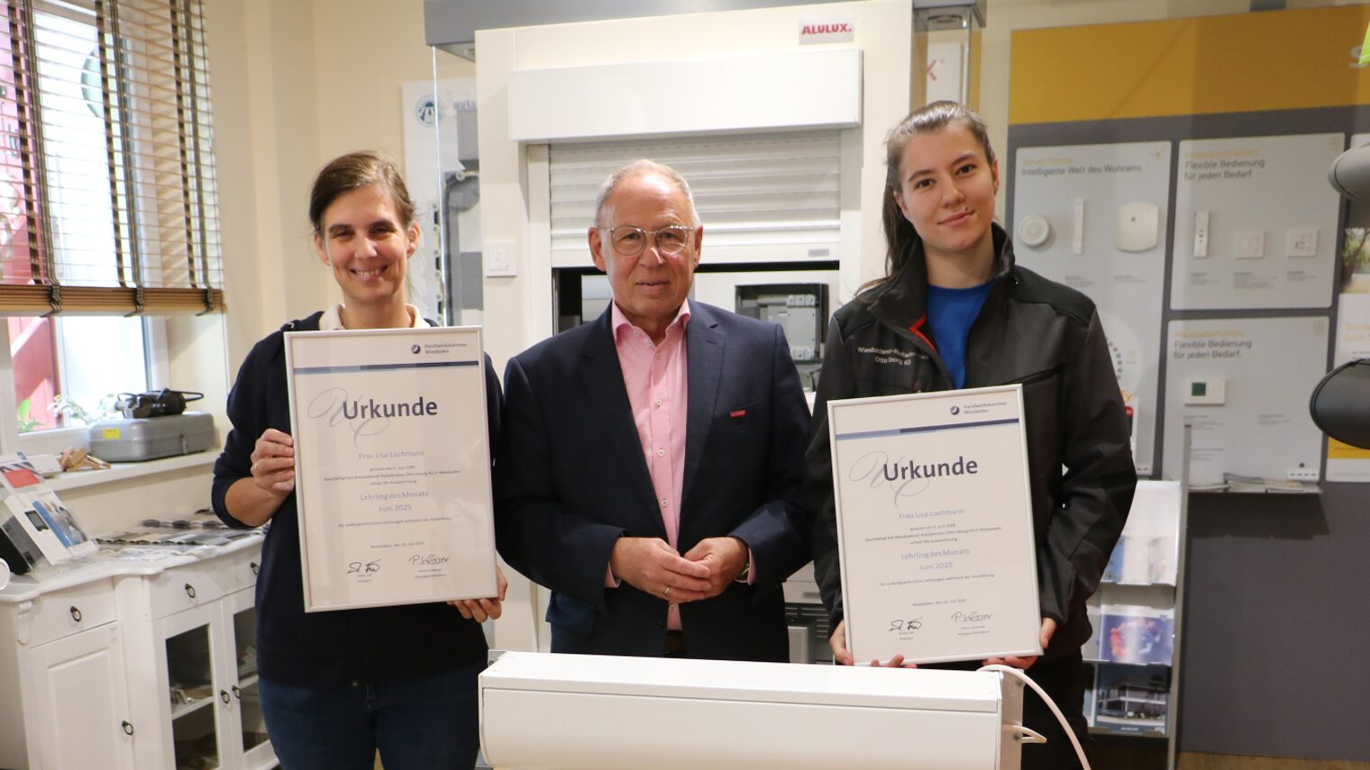 Lisa Lochmann und ihre Ausbilderin mit der Urkunde, sowie Vizepräsident der Handwerkskammer, Joachim Wagner.