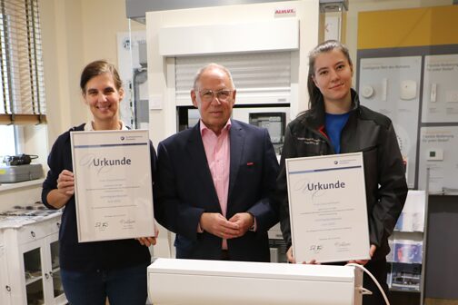 Lisa Lochmann und ihre Ausbilderin mit der Urkunde, sowie Vizepräsident der Handwerkskammer, Joachim Wagner.