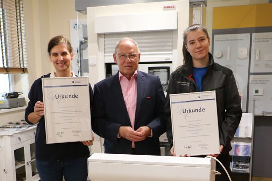 Lisa Lochmann und ihre Ausbilderin mit der Urkunde, sowie Vizepräsident der Handwerkskammer, Joachim Wagner.