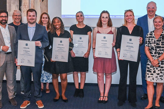 Preisträger und andere Personen nach der Preisverleihung des Hessischer Gestaltungspreis mit Urkunden. 